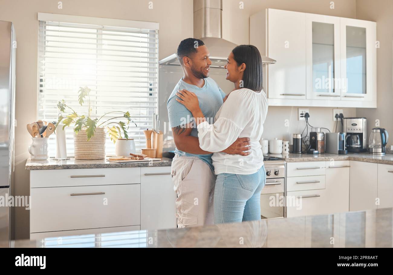 Je vous aime autant que je l'ai fait quand nous nous sommes rencontrés pour la première fois. Photo d'un couple partageant une danse dans la cuisine à la maison. Banque D'Images