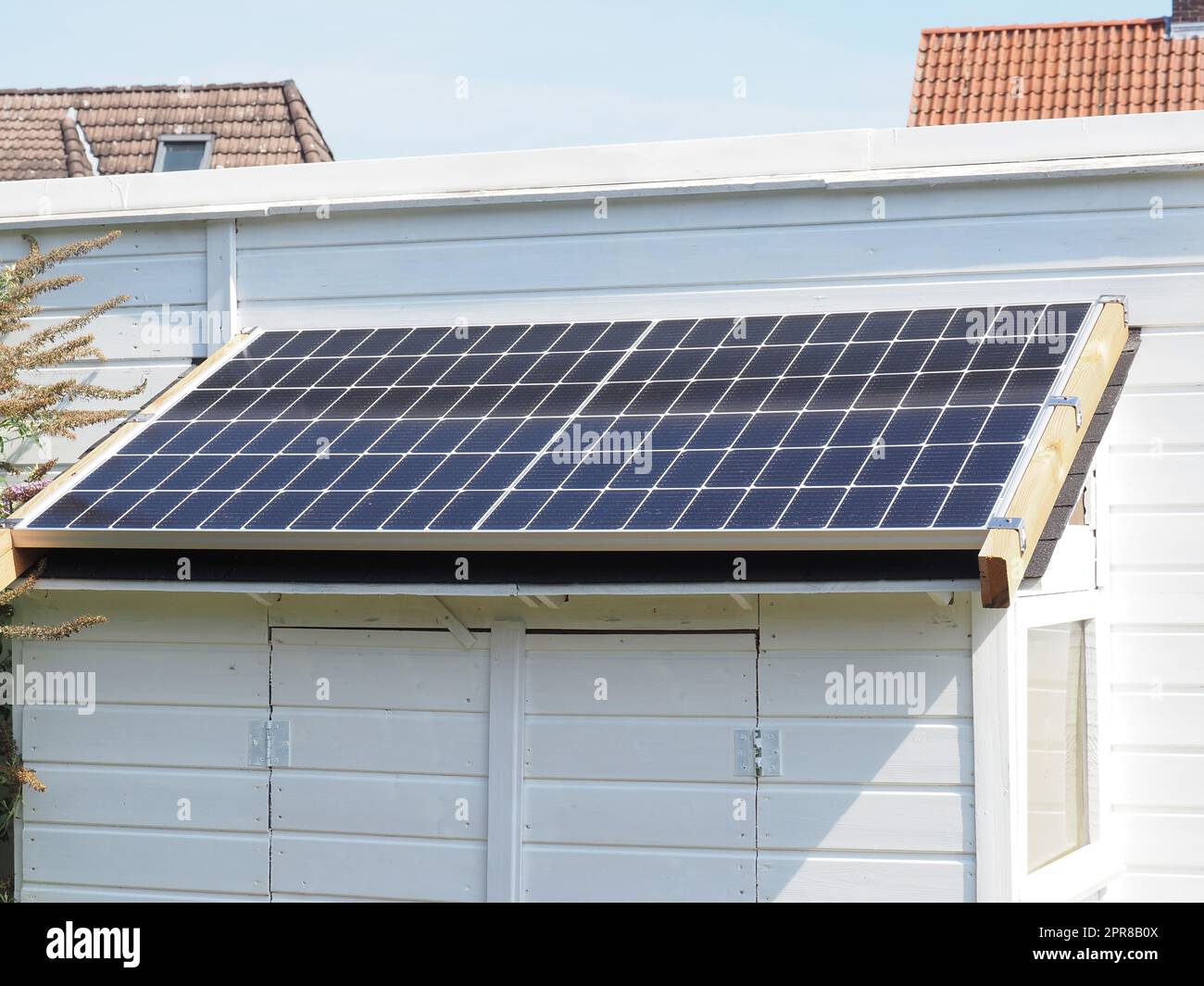 Mini système photovoltaïque sur un abri de jardin. Concept d'autosuffisance en électricité ou de transition énergétique Banque D'Images