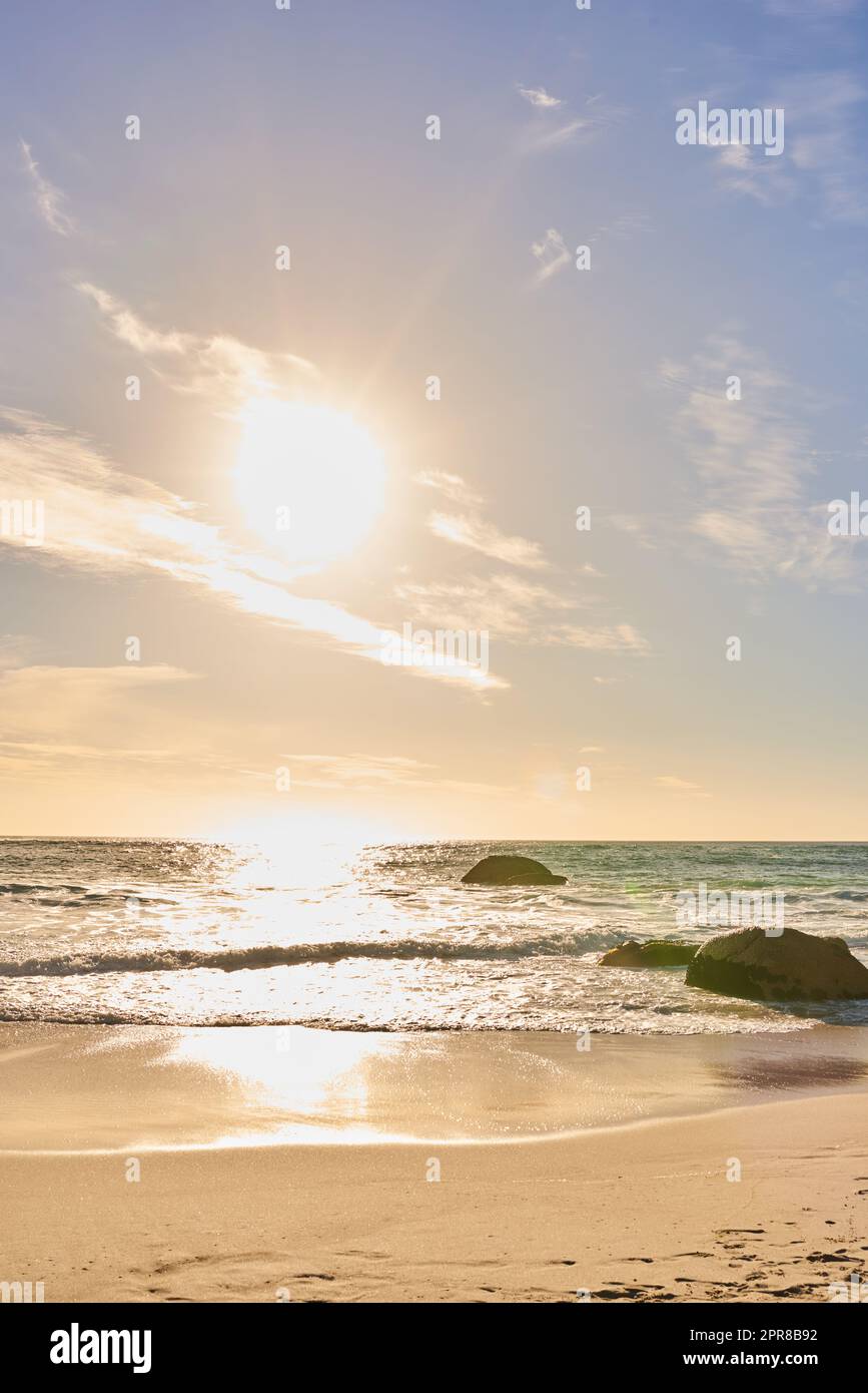 Copier l'espace paysage et vue sur la mer d'un coucher de soleil sur la plage tropicale en été. Attraction touristique idyllique en bord de mer à camps Bay, le Cap en Afrique du Sud. Complexe de vacances à bord de mer en vacances Banque D'Images