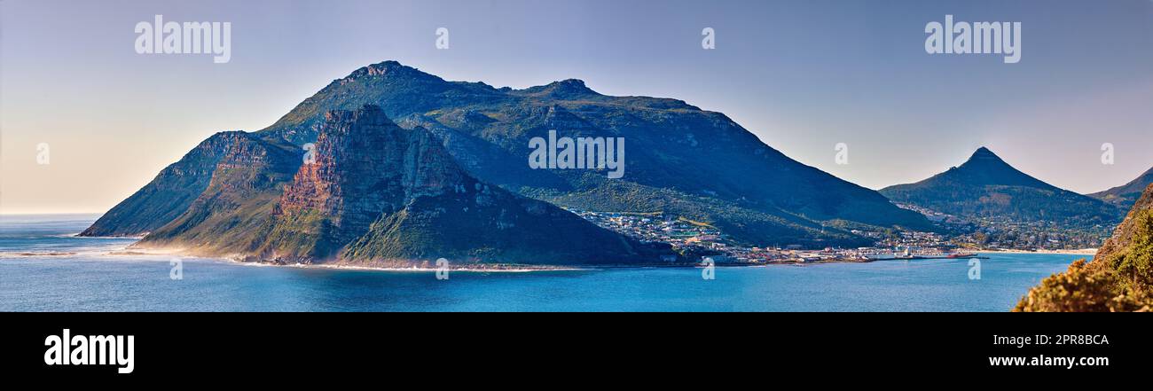 Panorama en mer, paysage, vue panoramique sur les montagnes à Hout Bay au Cap, Afrique du Sud. Bleu océan et mer avec collines. Voyage et tourisme à l'étranger et à l'étranger pour des vacances d'été Banque D'Images