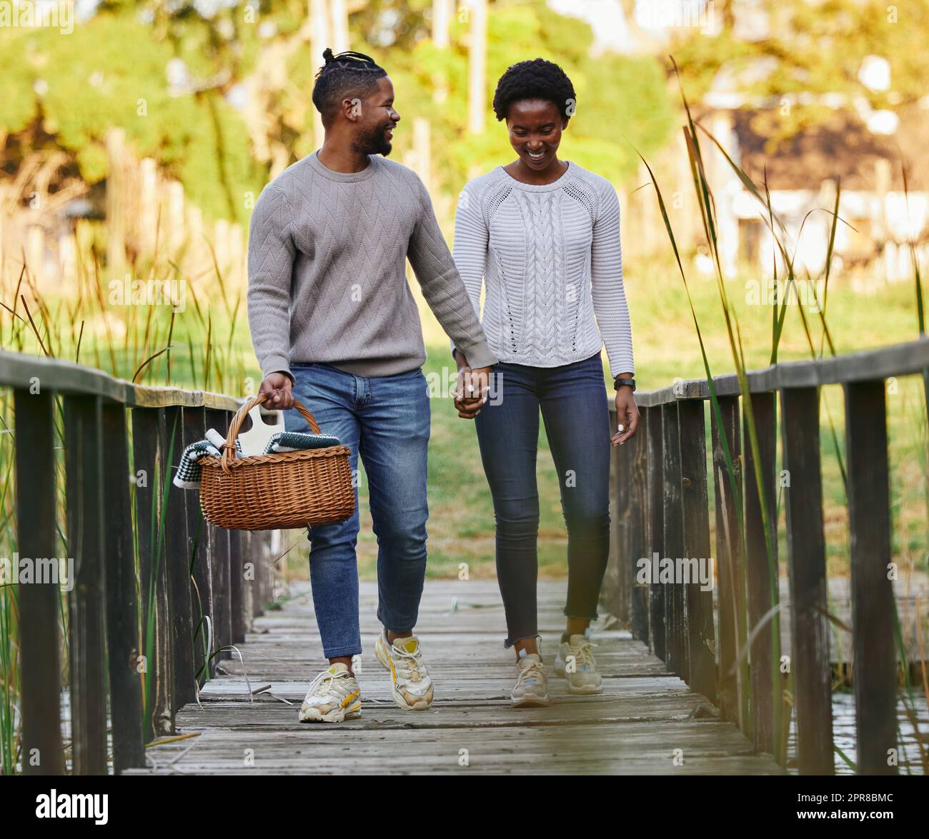 Des moments de qualité avec mon amour. Un jeune couple qui pique-nique dans un parc. Banque D'Images