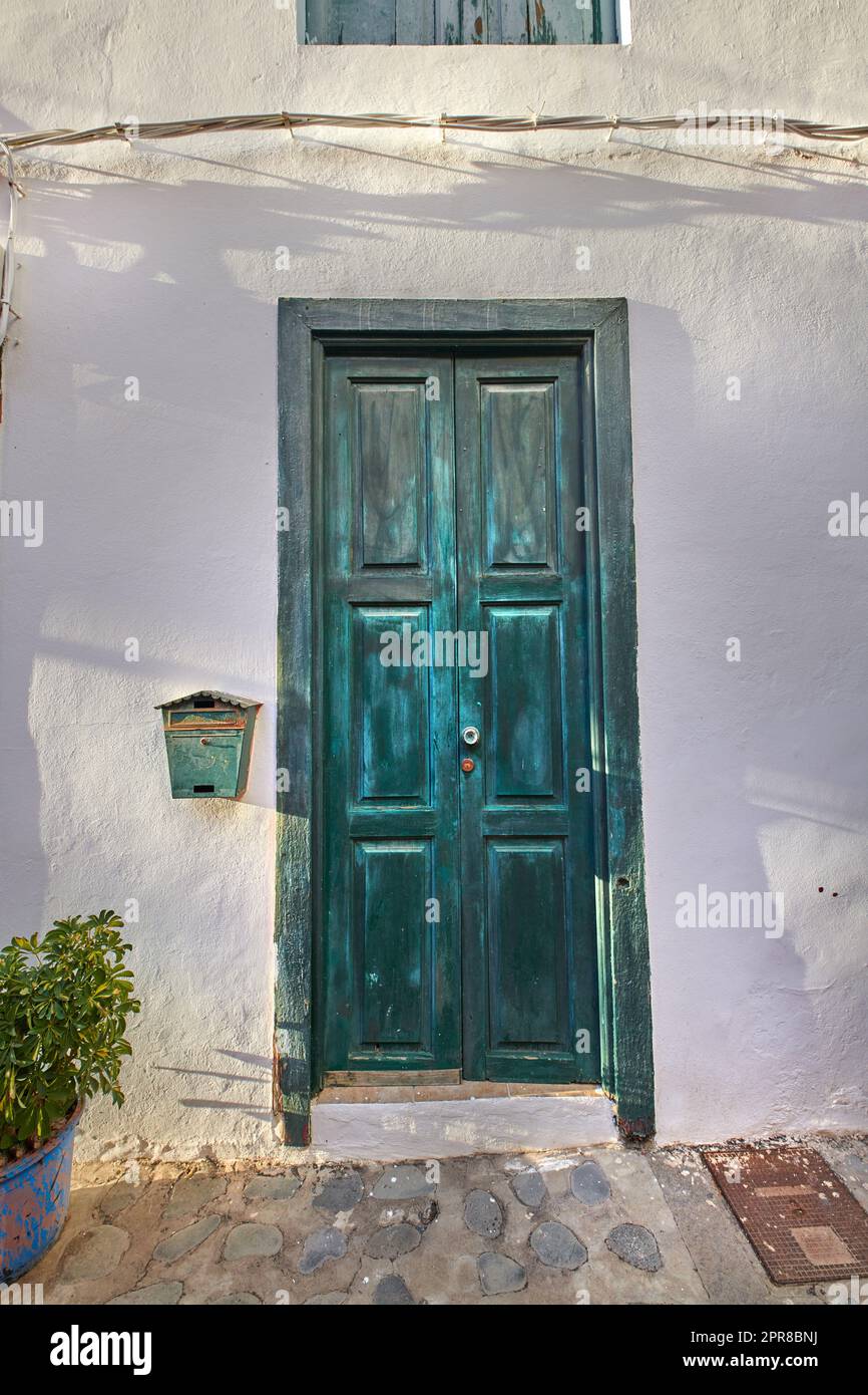 Vintage de porte en bois sur la rue historique dans le village tropical ou la ville de Santa Cruz, la Palma, Espagne. Texture détail de l'entrée bleu vif menant à la maison confortable dans la destination touristique Banque D'Images