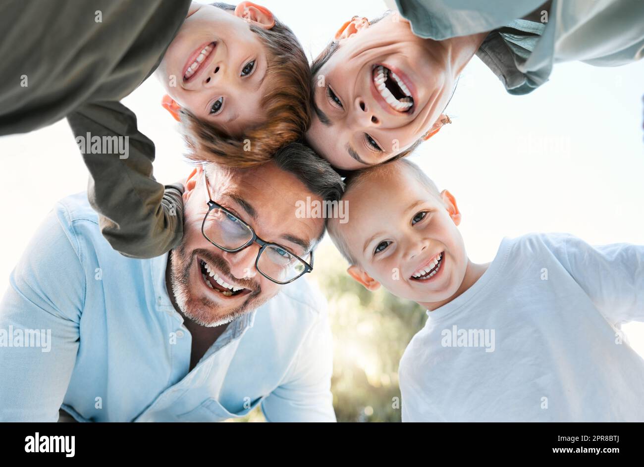 L'amour, le bonheur et un peu de soleil. Un couple passant la journée à l'extérieur avec leurs deux fils. Banque D'Images