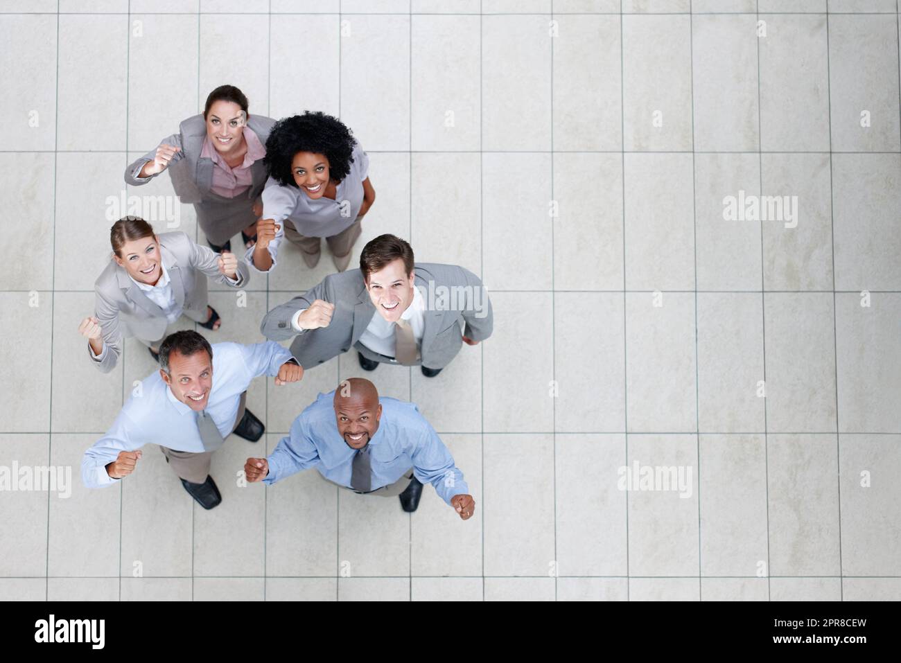 La seule façon de faire est de faire avec cette équipe. Vue de dessus d'une équipe d'affaires triomphante qui vous regarde - CopySpace. Banque D'Images