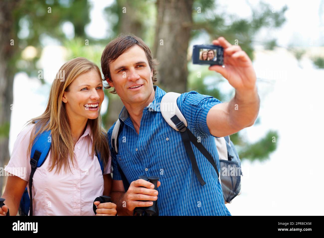 Souvenirs de randonnée. Couple prenant une photo d'eux-mêmes pendant la randonnée. Banque D'Images