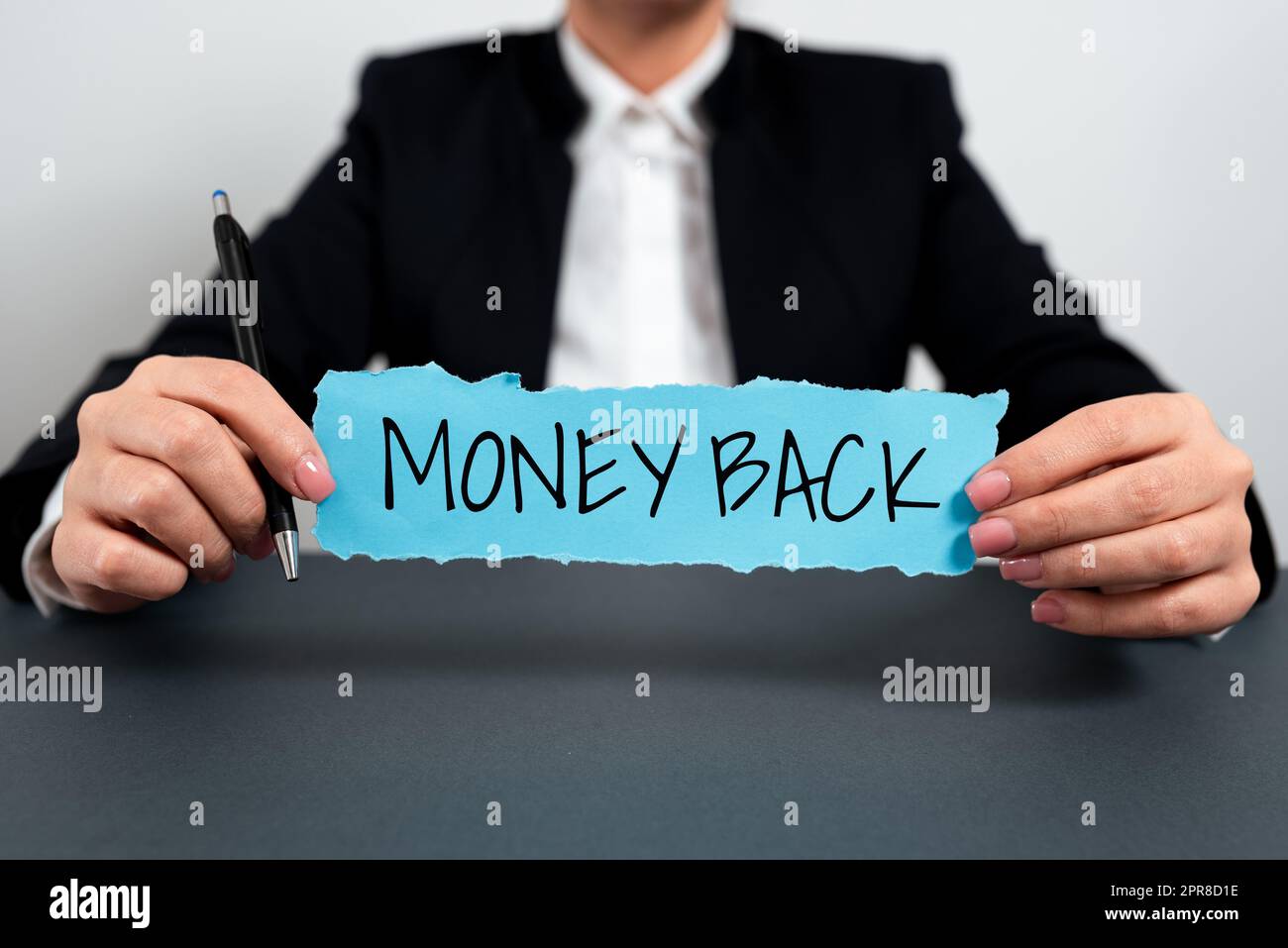 Texte montrant inspiration Money Back. Mot écrit sur obtenir ce que vous avez payé en échange de défaut ou de problème dans le produit Businesswoman tenant une note avec message important sur Office Desk. Banque D'Images