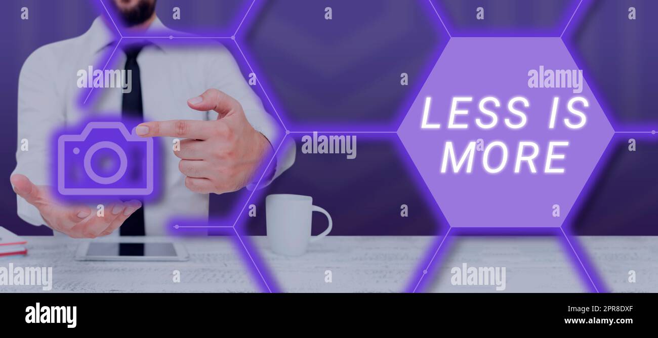 La présentation des sous-titres est plus simple. Photo conceptuelle approche minimaliste de la matière artistique est plus efficace Homme avec Un bloc pointant sur Un appareil photo montrant la photographie numérique. Banque D'Images