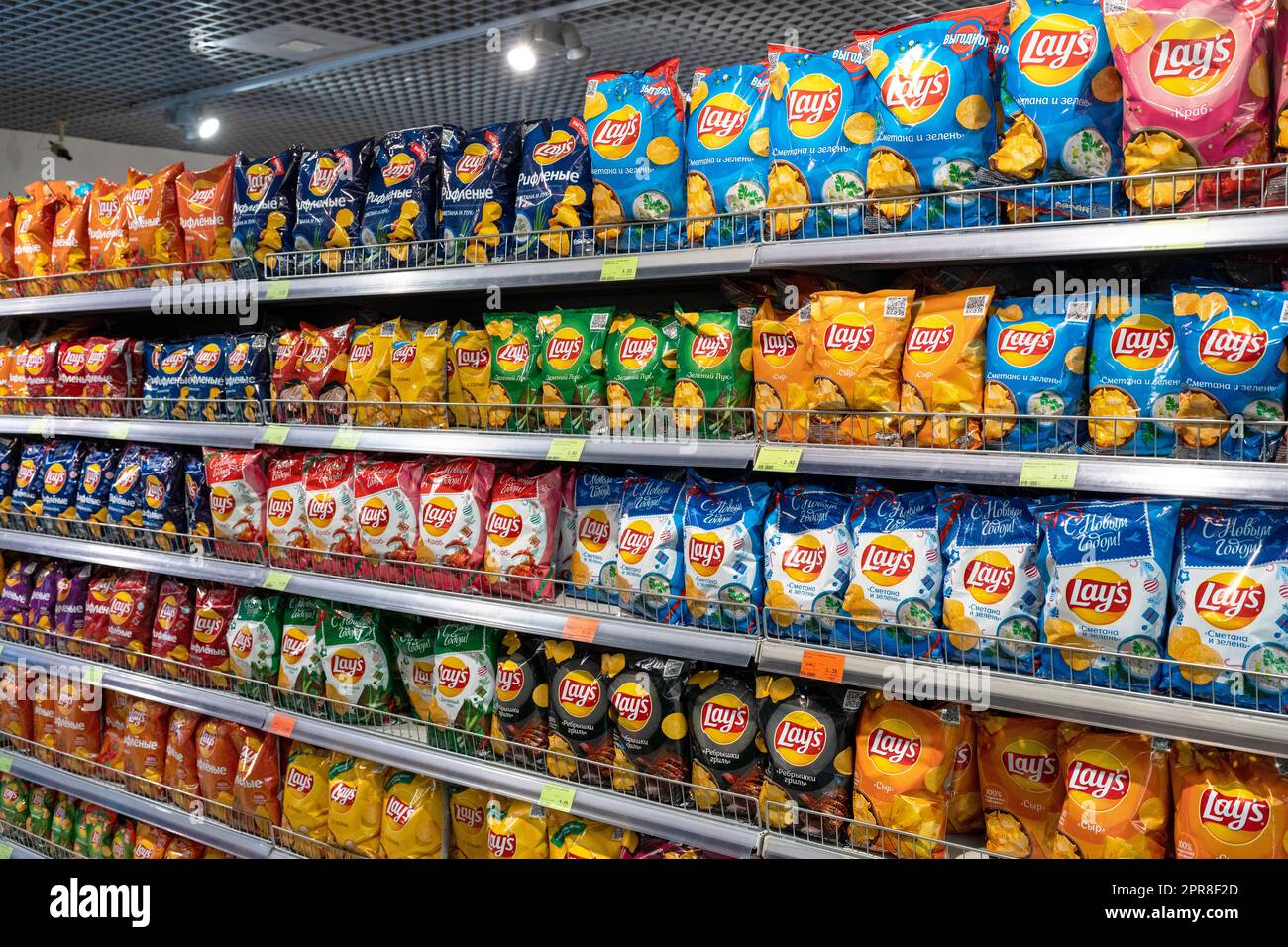 Divers choix aromatisés de chips Lay's à vendre à l'épicerie. Minsk, Bélarus, 2023 Banque D'Images