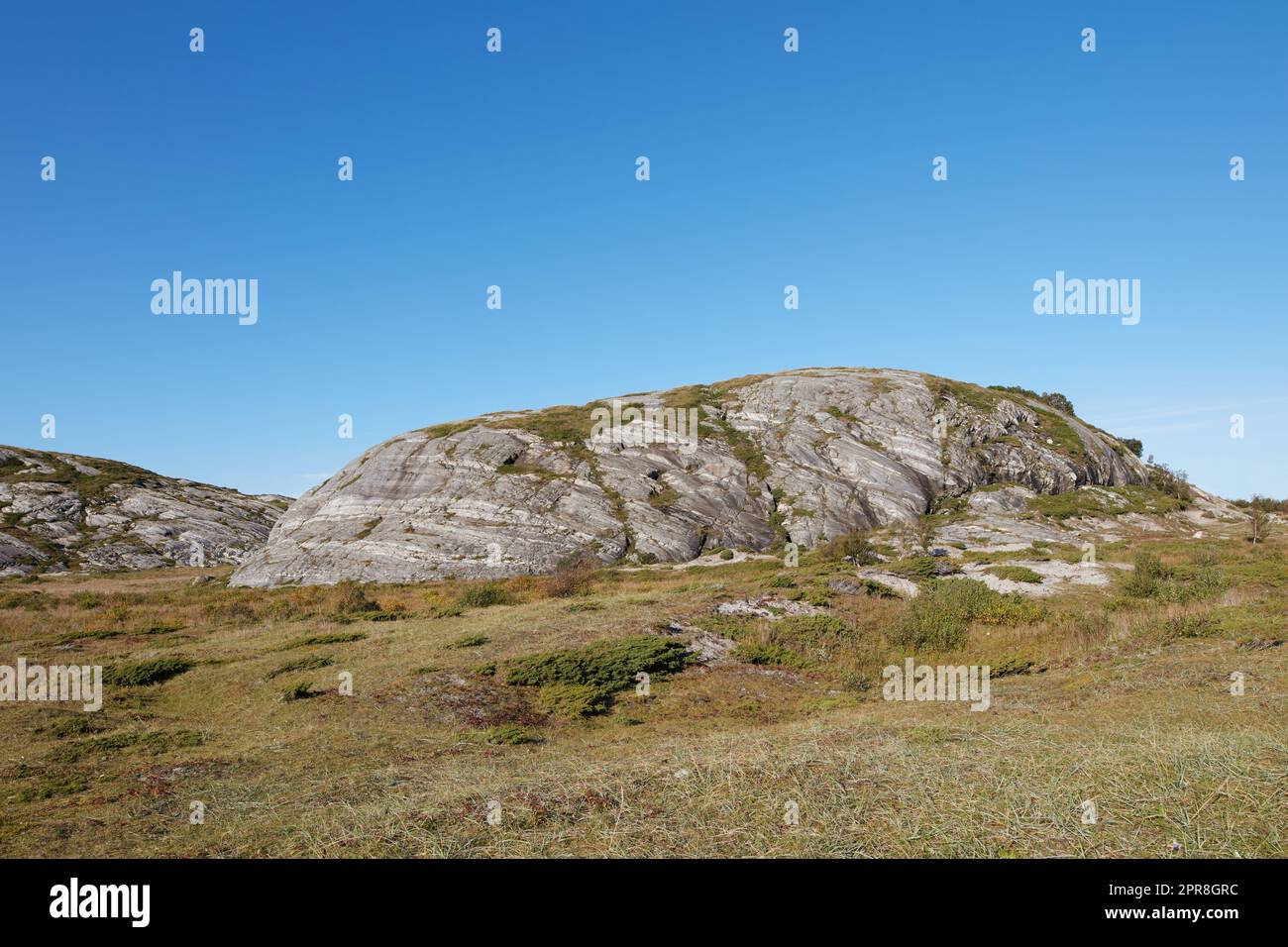 Paysage pittoresque de Bodo dans la Nordland avec un environnement naturel et ciel bleu copyspace fond. Formation de roche sur la montagne et la colline avec des plantes arides. Sentiers de randonnée dans la campagne de la Norvège Banque D'Images
