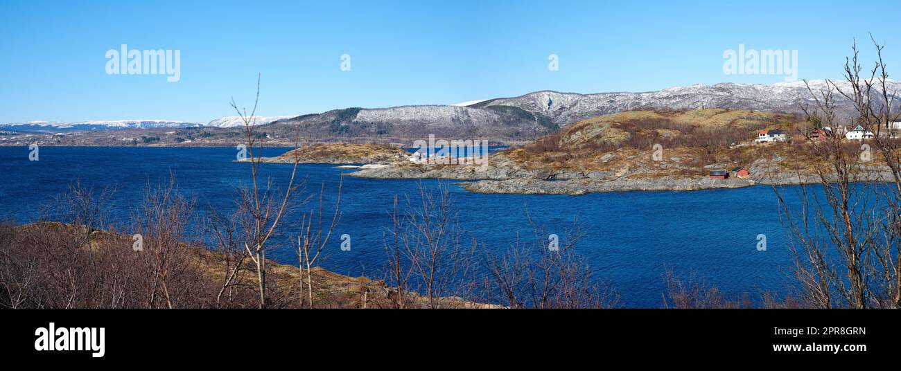 La ville de Bodo et ses environs pendant la journée en été. Vue sur le paysage d'un lac contre un ciel bleu dans la campagne. Destination de vacances calme et paisible dans un environnement naturel rustique Banque D'Images