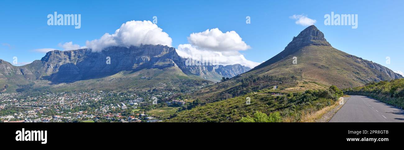 CopySpace avec un col de montagne le long de Lions Head et de la montagne de la Table au Cap, Afrique du Sud, sur un fond ciel nuageux sur une péninsule. paysage calme et pittoresque à explorer lors d'un voyage en voiture Banque D'Images