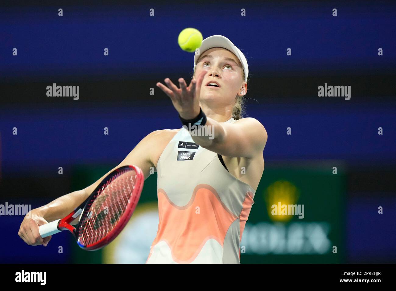 Elena Rybakina, of Kazakhstan, serves to Paula Badosa of Spain, during the Miami Open tennis tournament, Saturday, March 25, 2023, in Miami Gardens, Fla. (AP Photo/Wilfredo Lee) Banque D'Images