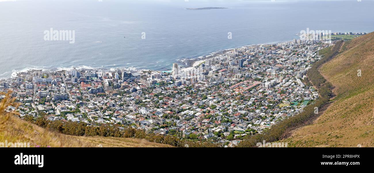 Paysage panoramique et vue aérienne du Cap, Cap occidental en Afrique du Sud. Vue pittoresque d'un espace d'imitation d'une belle ville pour le tourisme et les vacances au bord de la mer et de l'océan pendant l'été d'en haut Banque D'Images