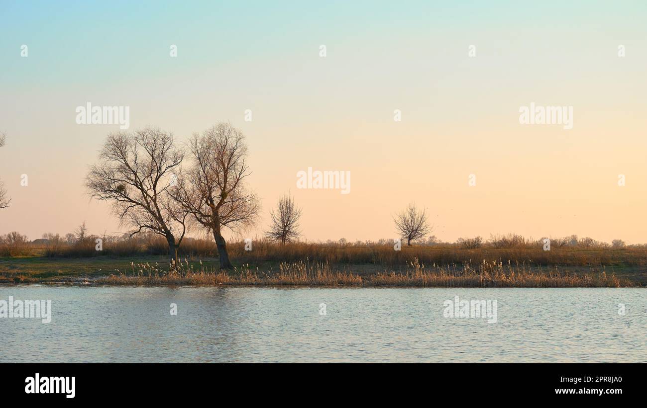 Magnifique coucher de soleil sur la rivière au début du printemps Banque D'Images