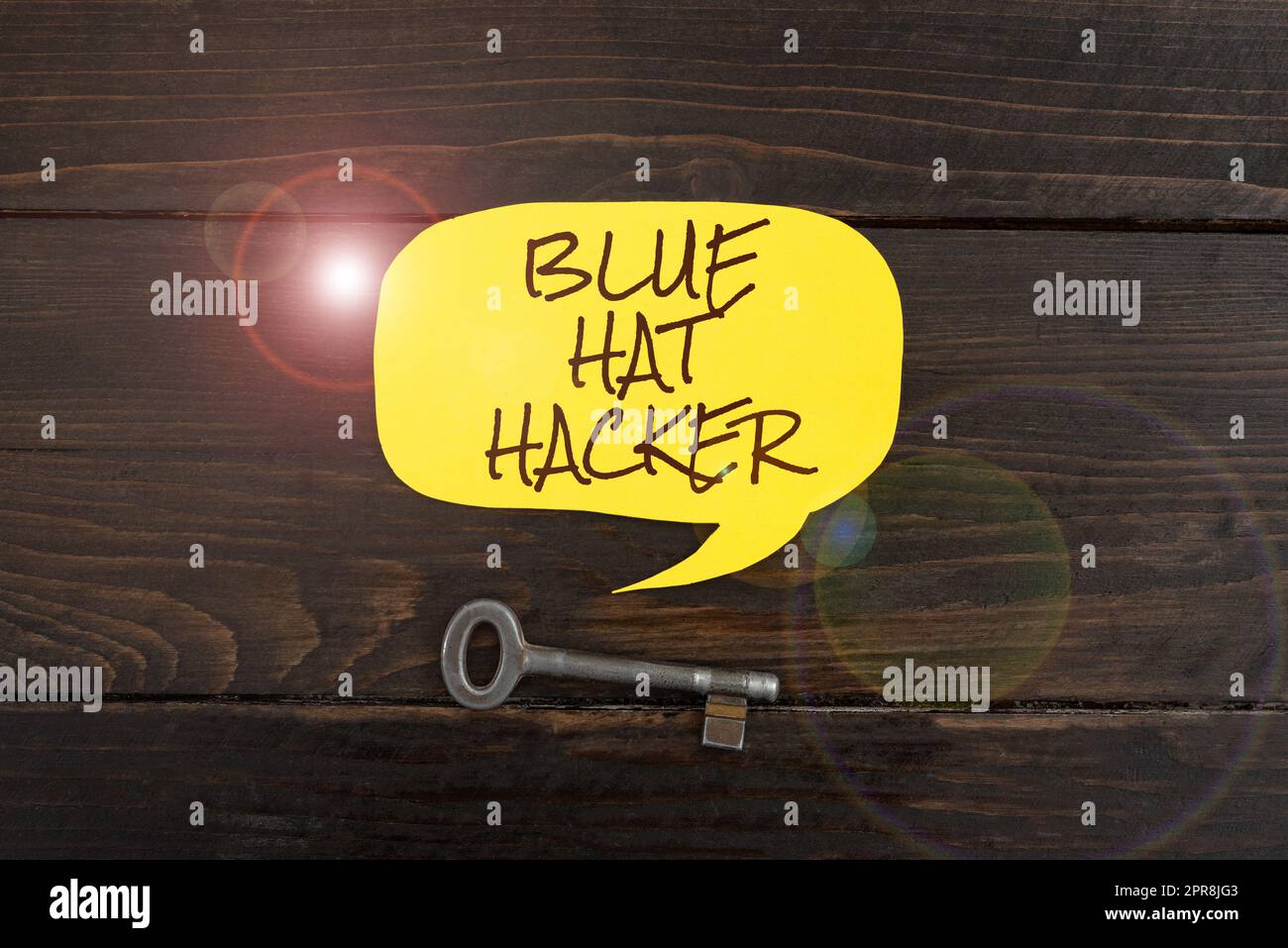 Légende conceptuelle Blue Hat Hacker. Mot pour personne cabinets de conseil qui bug système avant son lancement Bubble de discours avec la clé sur le bois Afficher les données et les stratégies cruciales. Banque D'Images