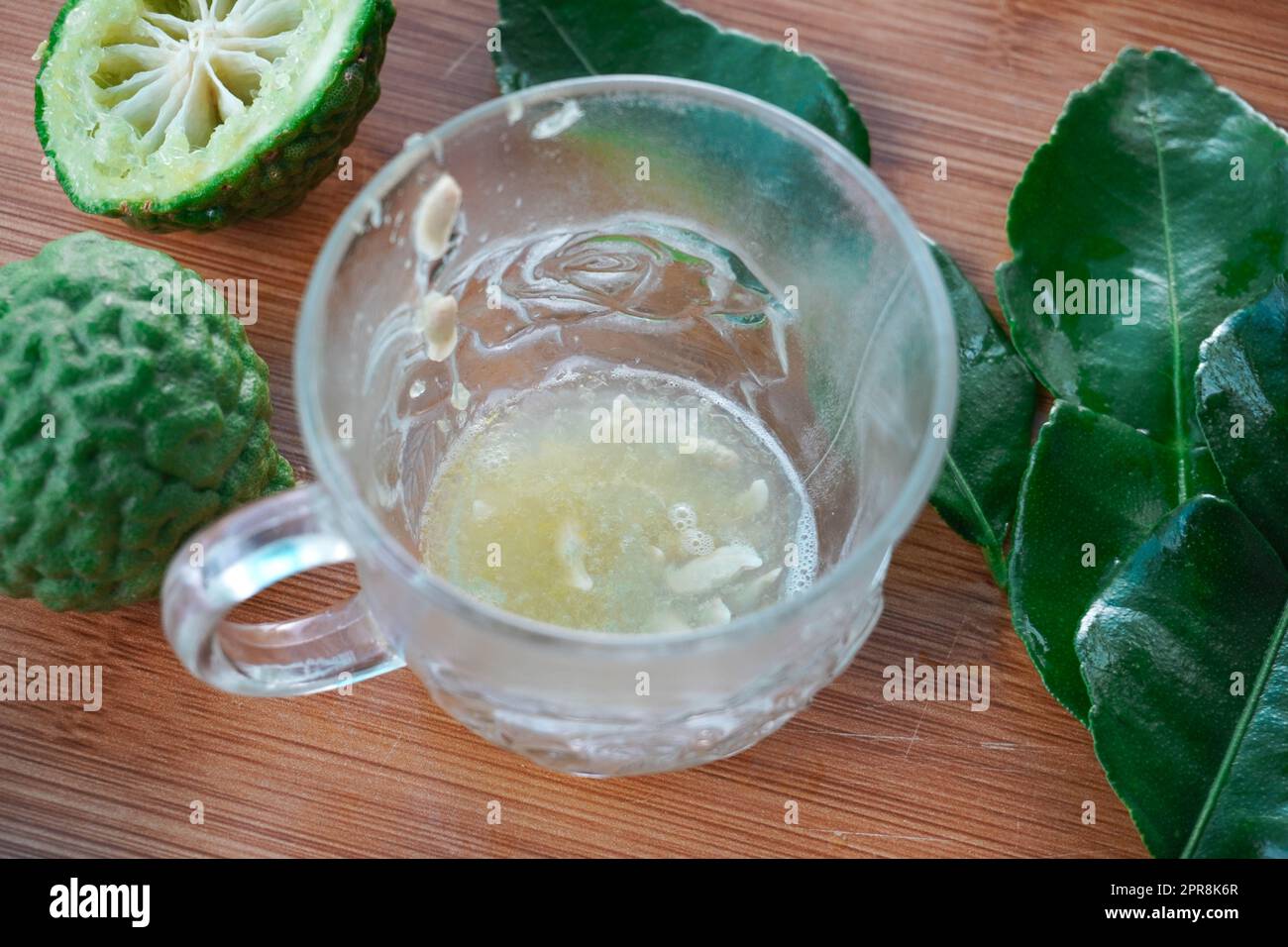 Jus de bergamote ou de citron vert kaffir fraîchement pressé Banque D'Images