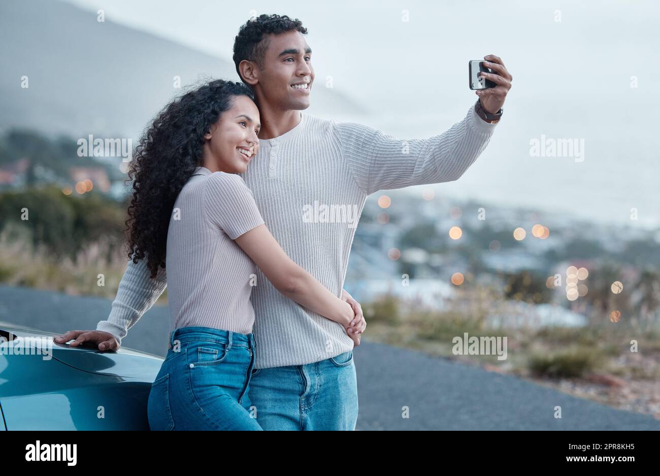 Faisons des souvenirs partout où nous allons. Photo d'un jeune couple prenant un selfie pendant un voyage en voiture ensemble. Banque D'Images