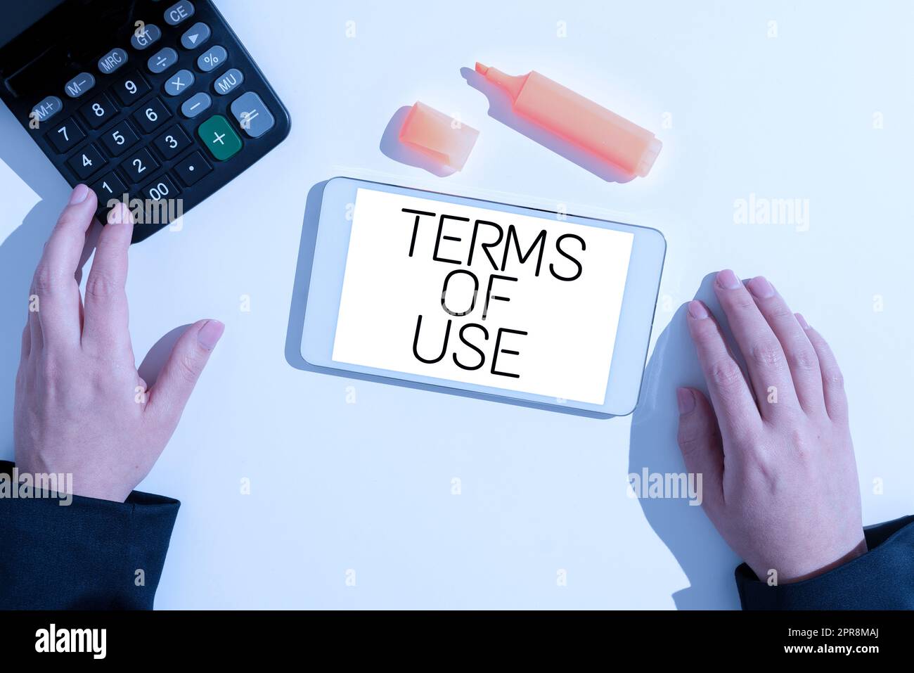 Affiche textuelle indiquant les conditions d'utilisation. Approche d'entreprise a établi des conditions pour utiliser quelque chose politiques accords Femme présentant de nouvelles idées sur tablette sur le bureau avec marqueur et calculatrice. Banque D'Images