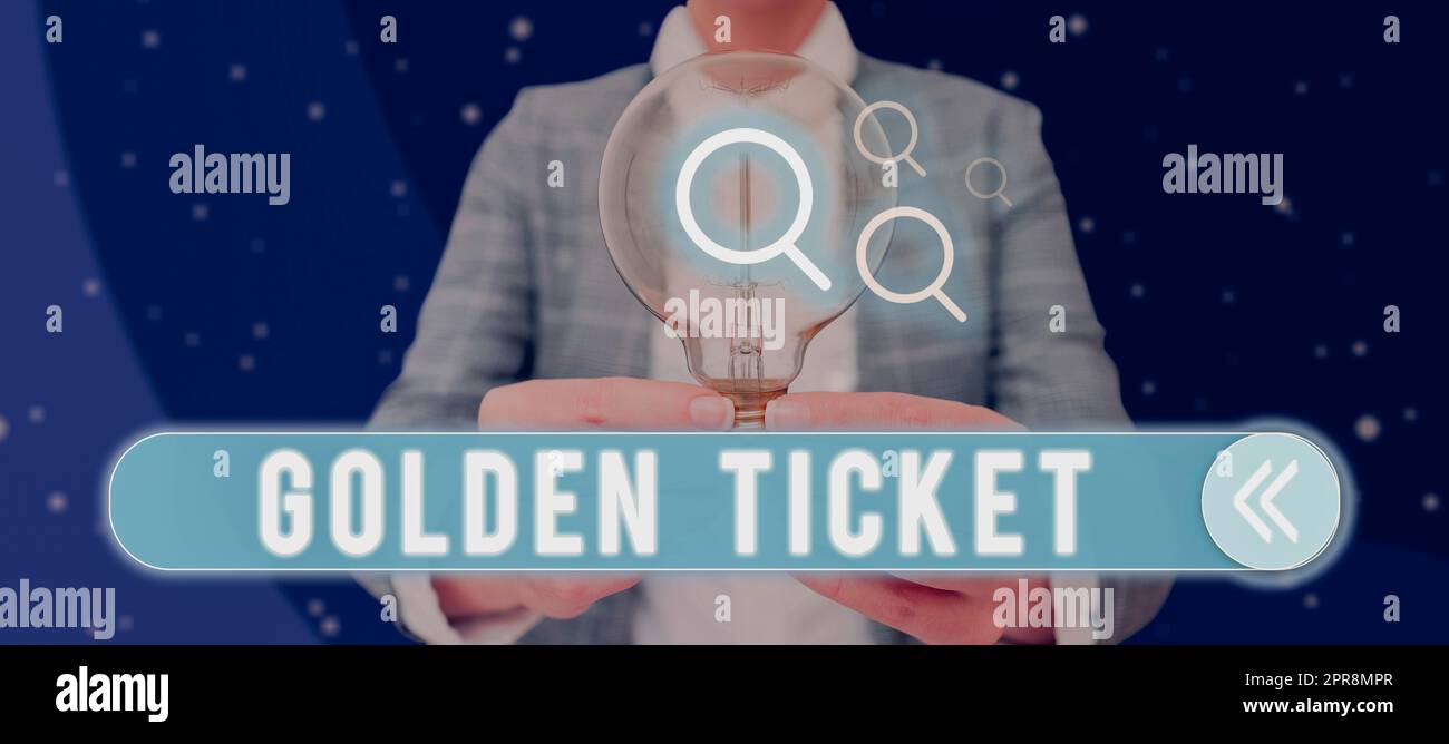 Affiche le Golden Ticket. Photo conceptuelle accès aux bons de réduction différée VIP Passeport Box Siège de bureau Femme tenant Une ampoule Afficher des informations et des idées numériques. Banque D'Images