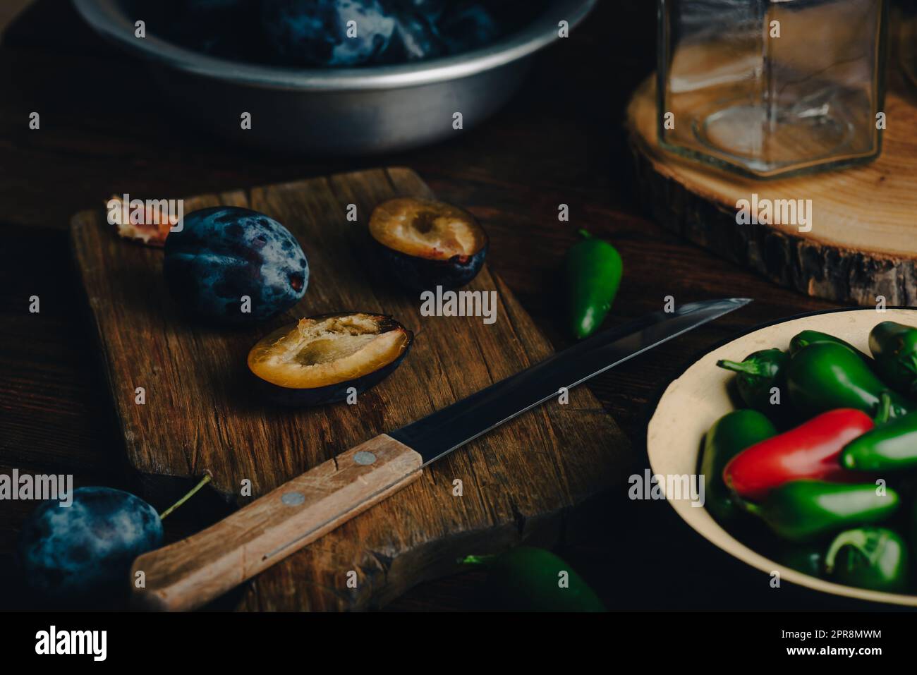 Prune et jalapeno pour cuisiner du confiture épicée Banque D'Images