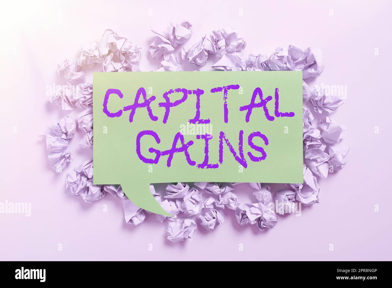 Écriture affichant le texte gains en capital. Mot écrit sur les obligations actions actions bénéfices impôt sur le revenu Fonds d'investissement enveloppes de papier placées sous bulle d'allocution avec des informations importantes. Banque D'Images