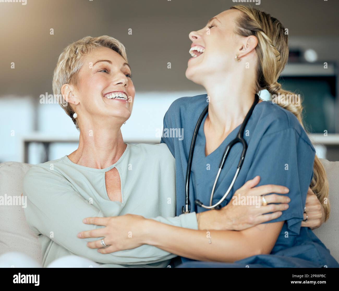 Deux femmes souriantes montrant seulement le lien entre le patient et le médecin pendant un examen à la maison. Un médecin montrant son soutien à la patiente pendant la récupération Banque D'Images