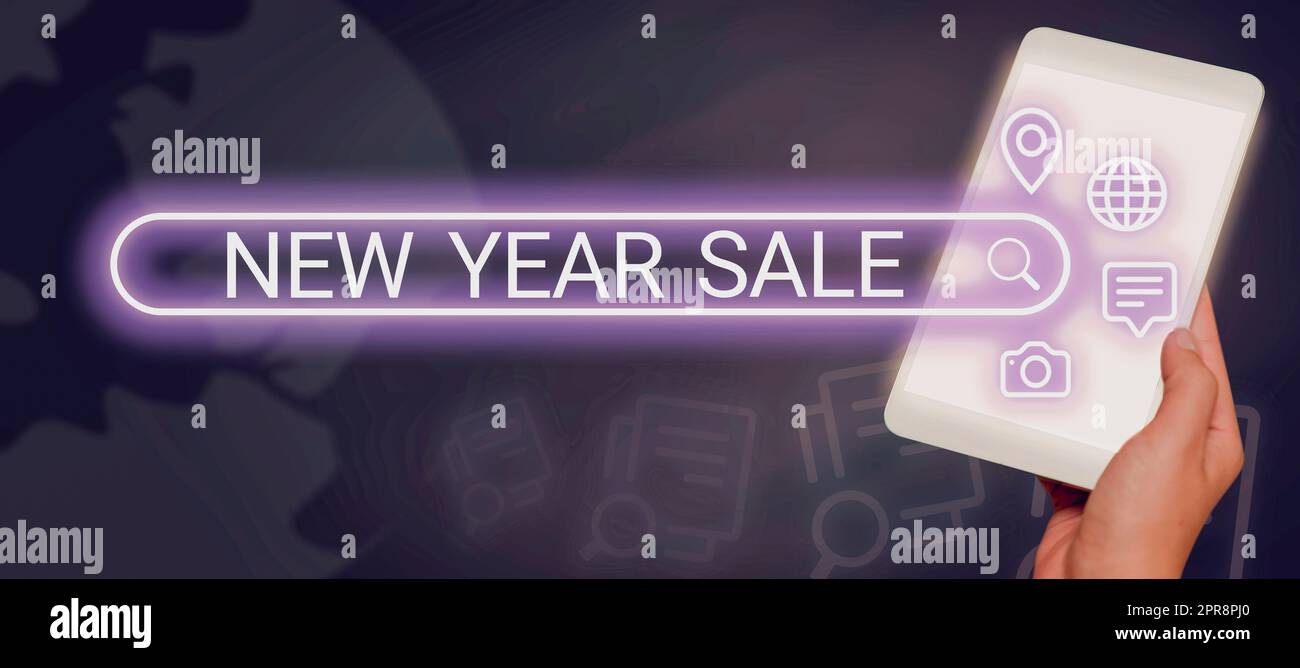 Inspiration montrant l'affiche solde du nouvel an. Mot écrit sur la dernière saison des fêtes réductions de prix offre à l'homme d'affaires tenant Un Pad Afficher numérique S autour D'Une barre de recherche. Banque D'Images