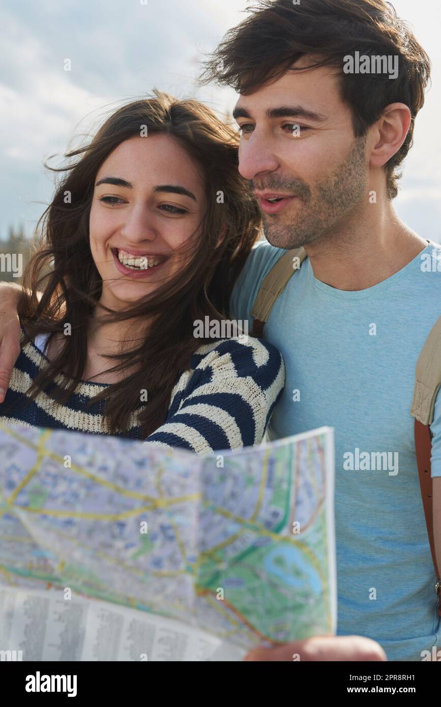 Pour changer votre monde, sortez et découvrez-le. Un jeune couple regarde une carte tout en explorant la ville de Londres. Banque D'Images