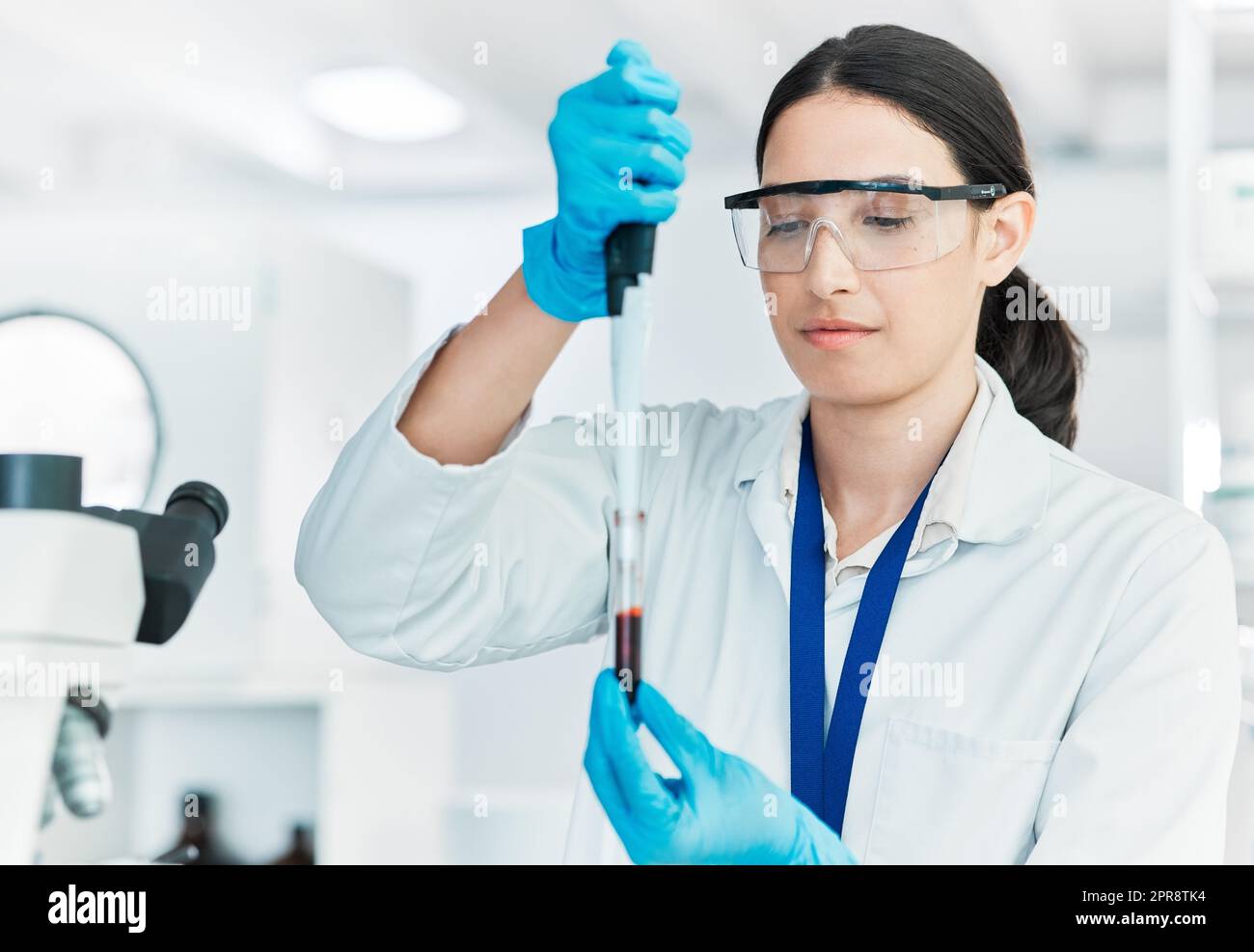 Chaque échantillon est testé en profondeur. Un jeune scientifique travaille avec des échantillons dans un laboratoire. Banque D'Images