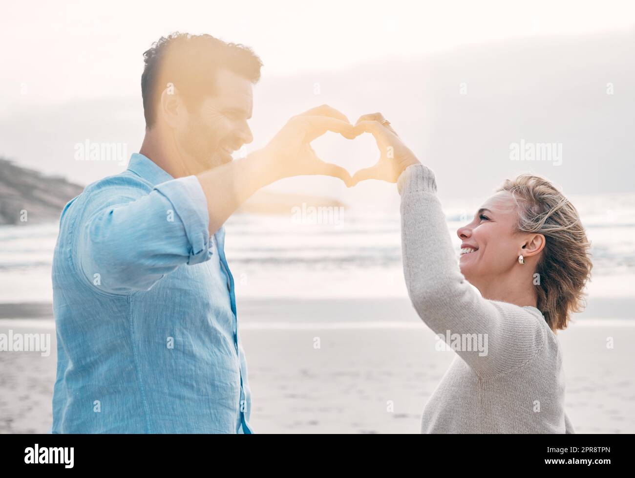 Pouvez-vous sentir lamour. Un couple mature faisant une forme de coeur  avec leurs mains à la plage Photo Stock - Alamy