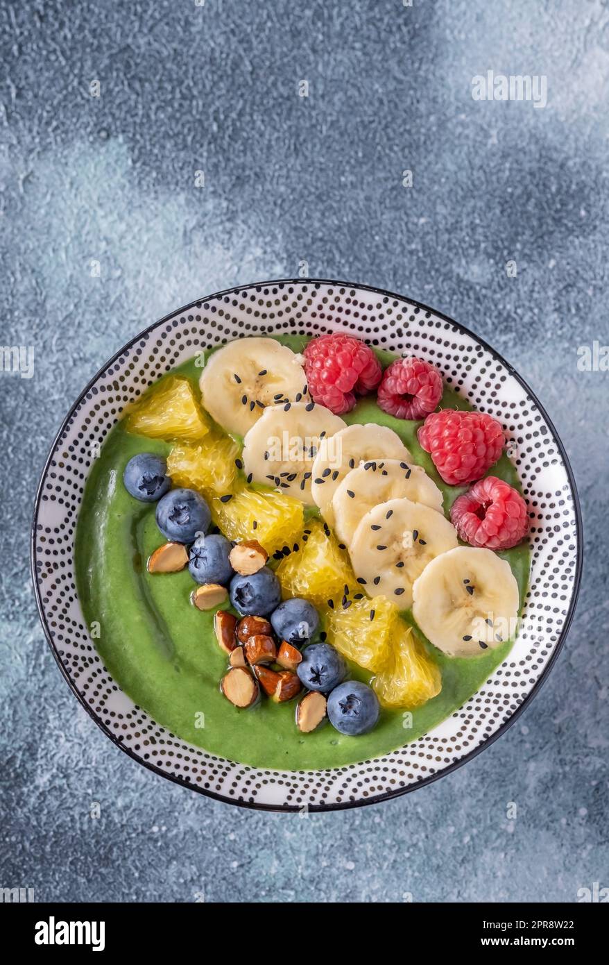 Bol de smoothie à l'avocat aux épinards Banque D'Images