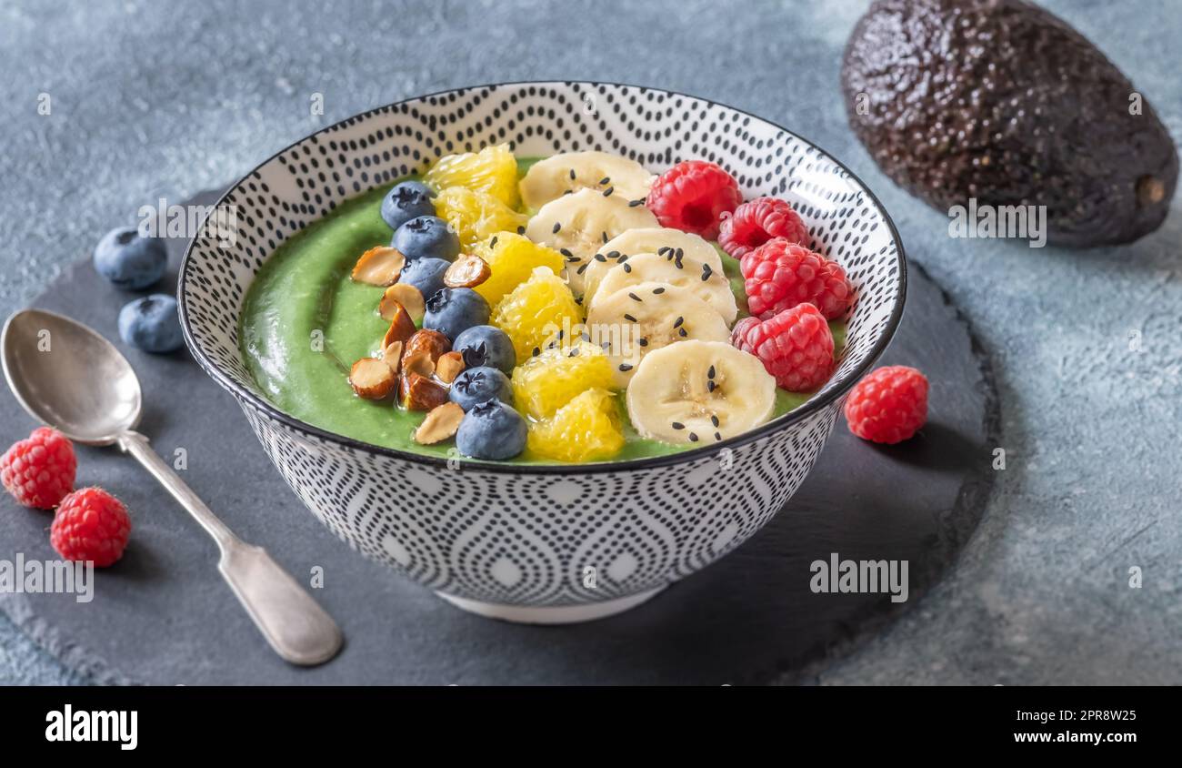 Bol de smoothie à l'avocat aux épinards Banque D'Images