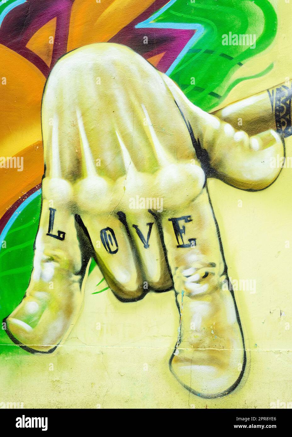 Amour tatouage sur la main graffiti de l'homme art urbain de rue à Sofia, Bulgarie, Europe de l'est, Balkans, UE Banque D'Images