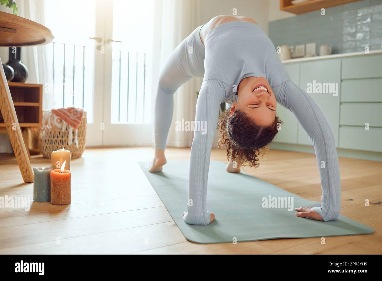 Belle jeune femme de course mixte pratiquant le yoga à la maison. Femme hispanique faisant de l'exercice pilates dans le cadre de son entraînement. S'entraîner pour garder son esprit et son corps en bonne santé. Dédié à un style de vie physique Banque D'Images