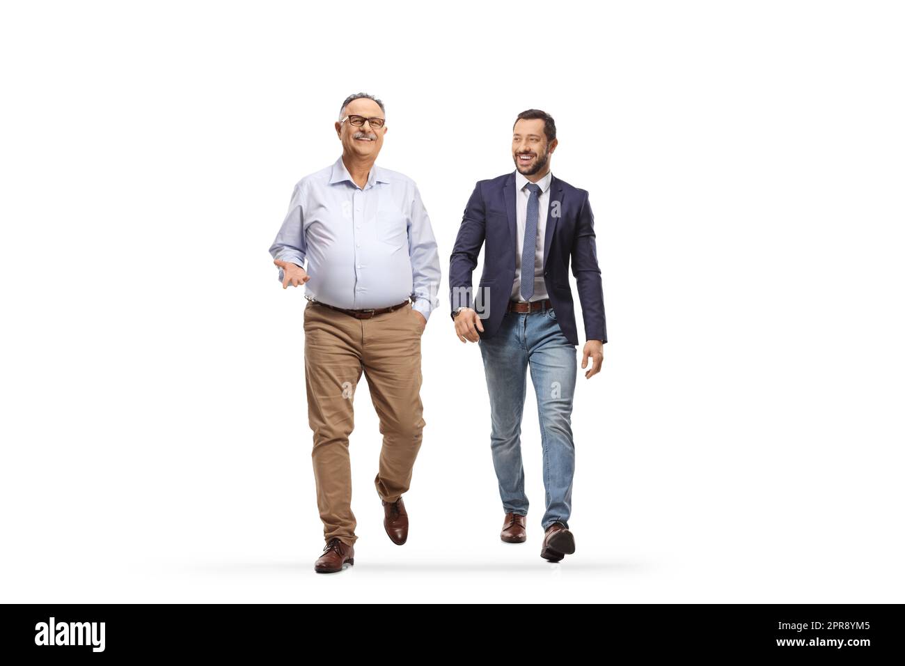 Homme jeune et âgé marchant et souriant isolé sur fond blanc Banque D'Images