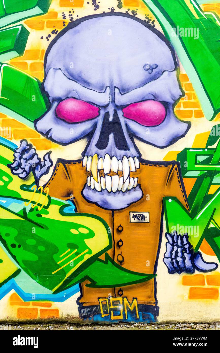 Squelette humain habillé avec grand crâne graffiti créatif art urbain rue à Sofia, Bulgarie, Europe de l'est, Balkans, UE Banque D'Images