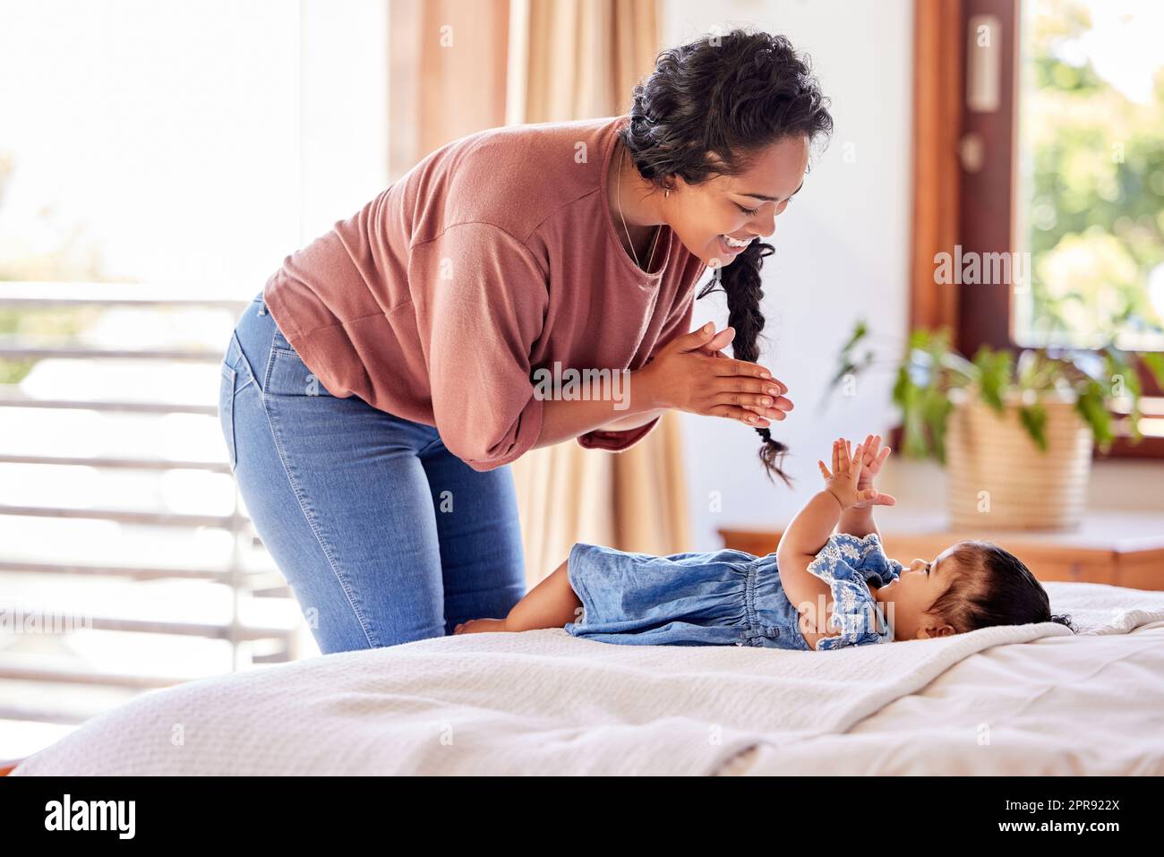 Mère jouant bébé fille chambre de lit amusant collage mignon Banque D'Images