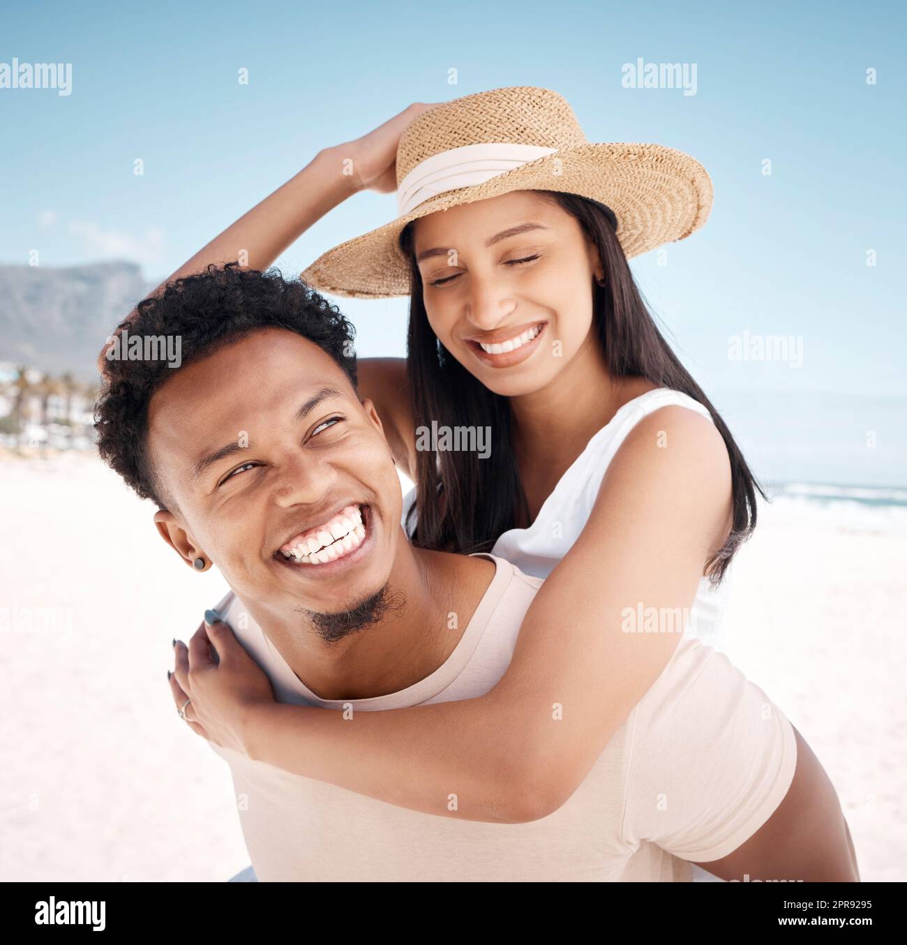 Une vie à partager. Un jeune couple s'amusant à la plage ensemble. Banque D'Images