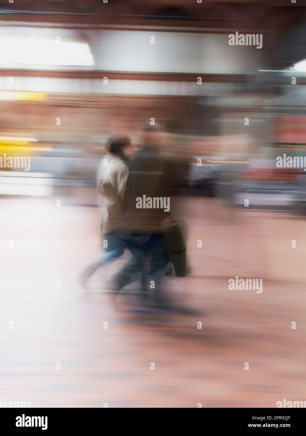 Une foule de voyageurs arrivant et marchant ensemble dans une rue de la ville. Groupe de touristes dans le mouvement défoqué du centre-ville. Les personnes voyageant dans un mouvement flou avec l'espace de copie et le bokeh. Banque D'Images