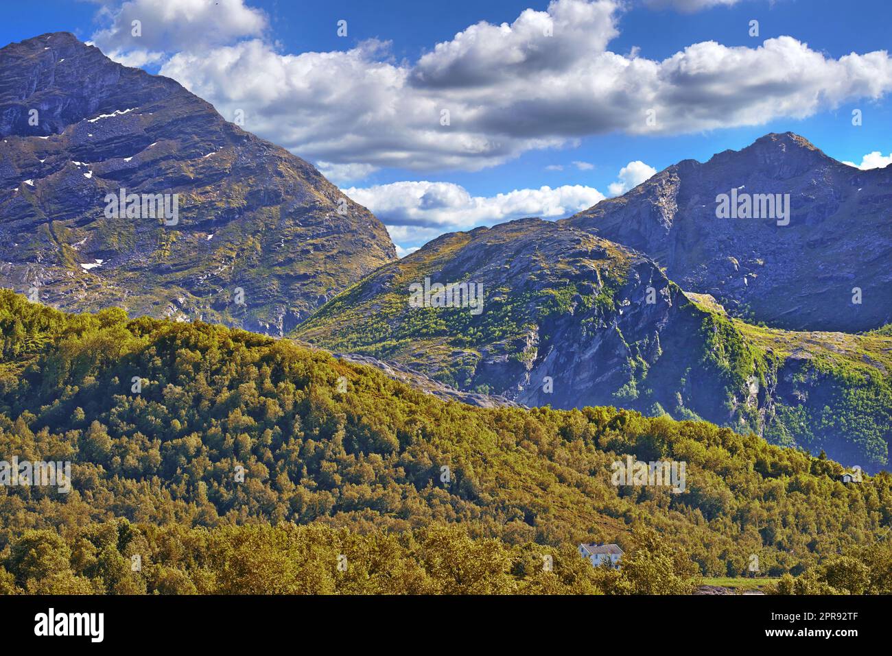 Vue sur le paysage de belles montagnes dans la journée. Arbustes verts dans la nature sur la montagne avec des collines de la vie. De grandes falaises comme la beauté des nuages blancs dans le ciel. Banque D'Images