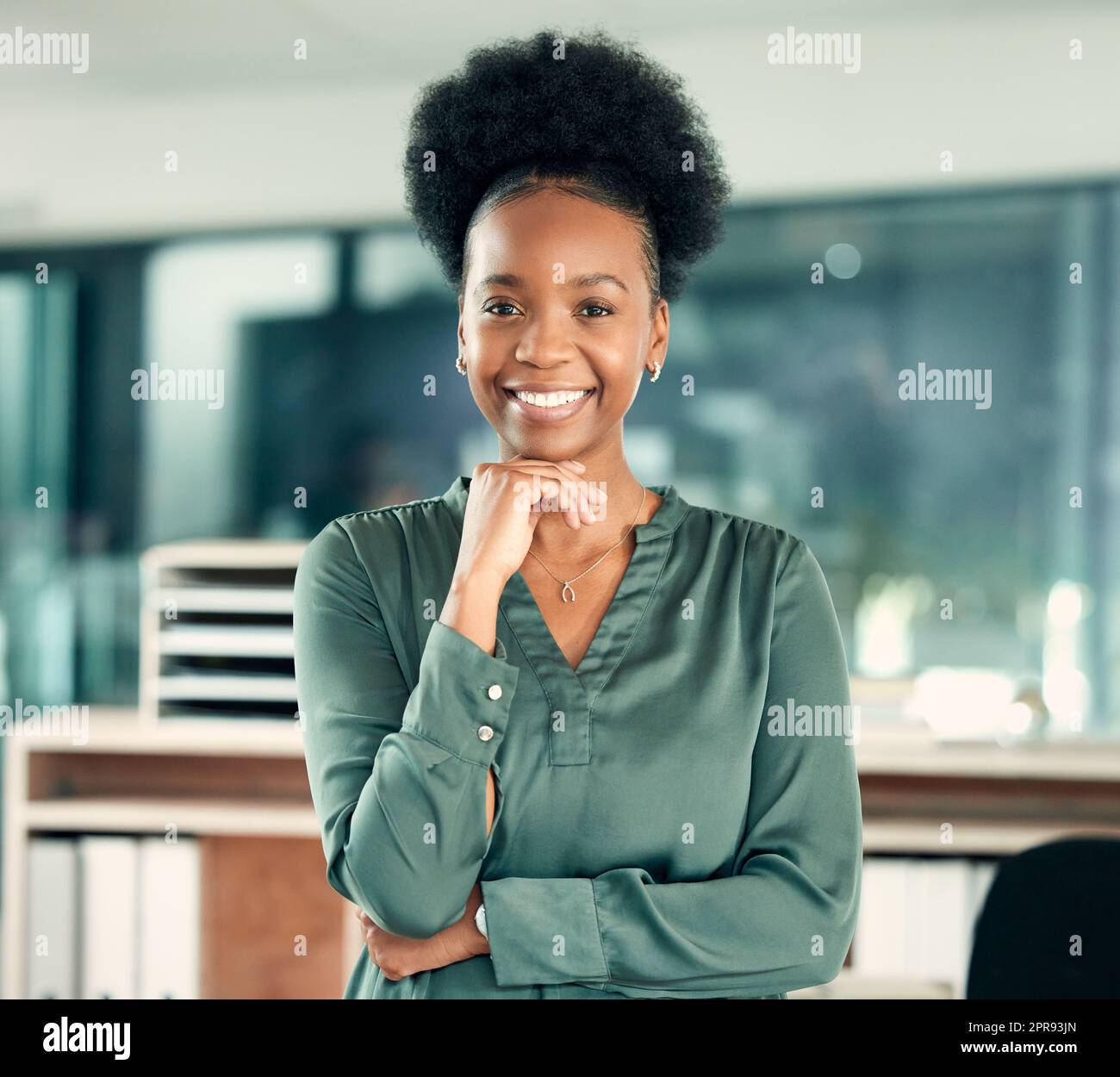 J'ai bien réussi dans ma carrière. Portrait d'une jeune femme d'affaires confiante debout dans un bureau. Banque D'Images