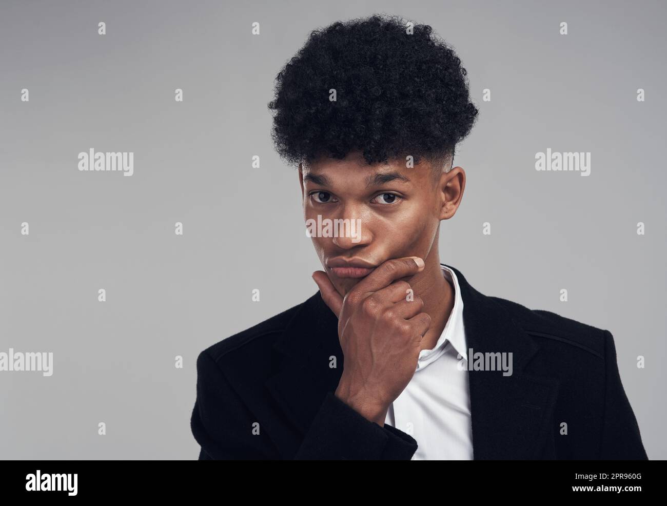 Je ne le crois pas quand je le vois. Portrait studio d'un jeune homme d
