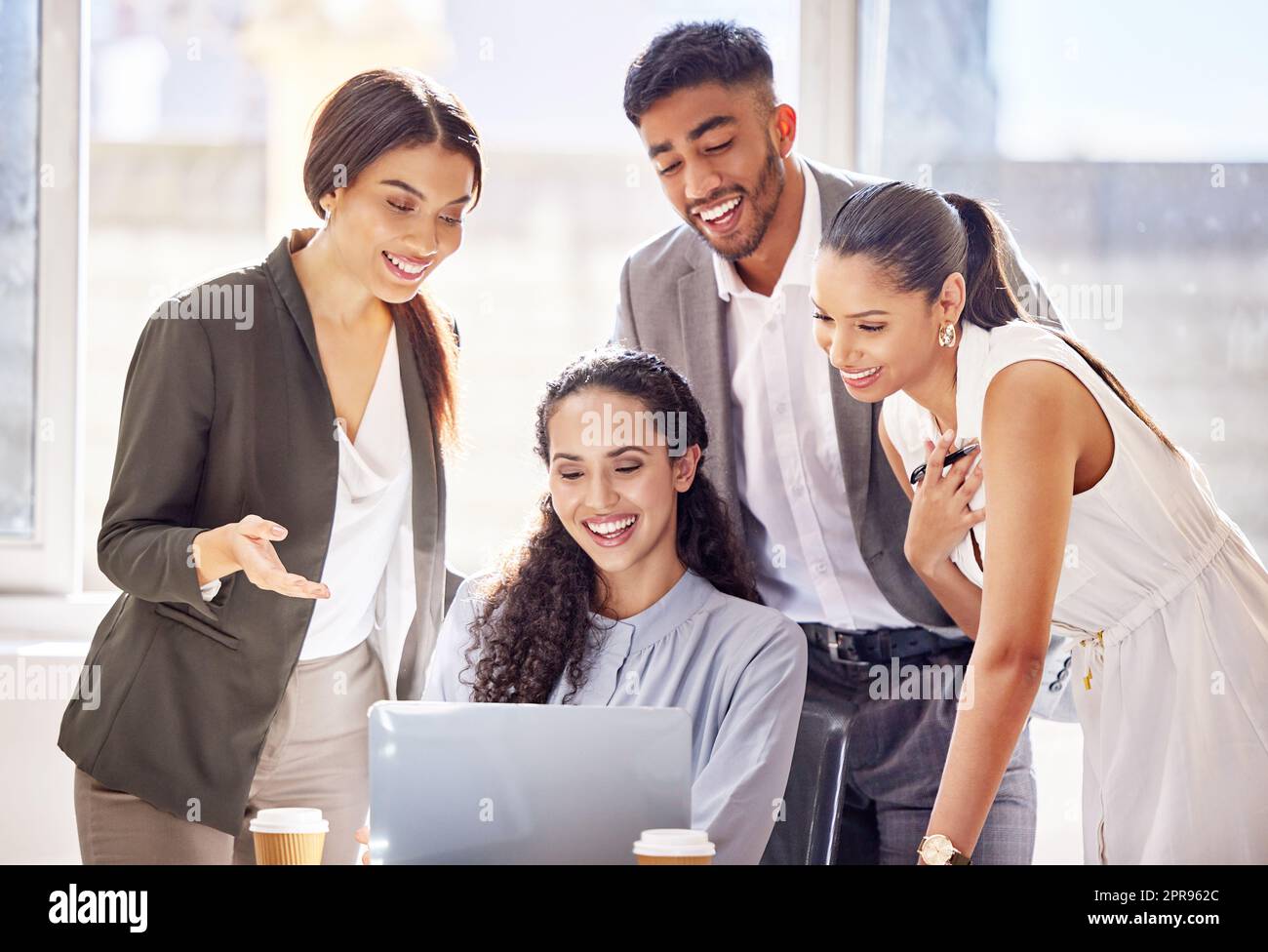 Résolution de problèmes tout fait et dégoûté. Un groupe d'hommes d'affaires travaillant ensemble sur un ordinateur portable dans un bureau. Banque D'Images