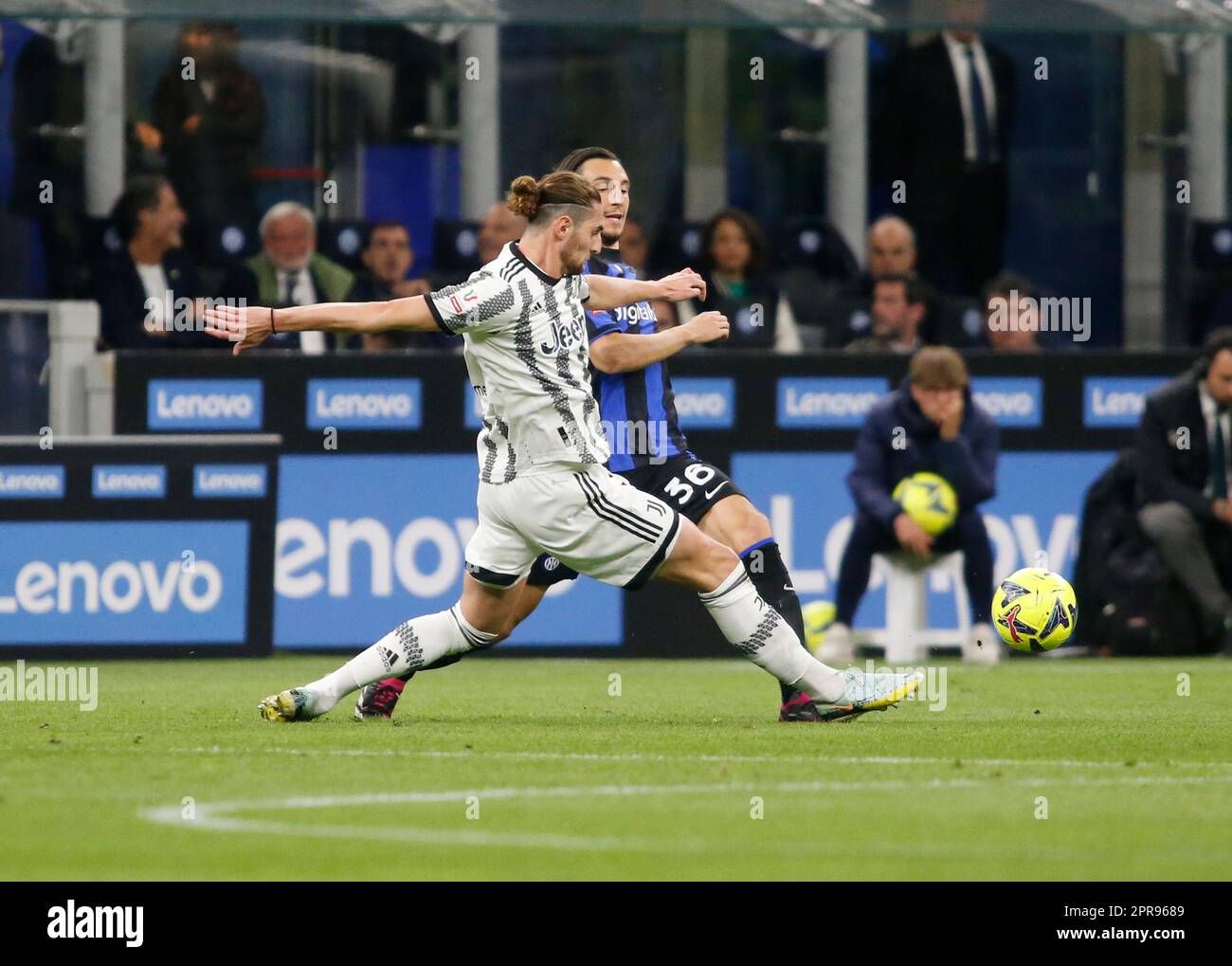 Milan, Italie. 26th avril 2023. Adrien Rabiot de Juventus lors de la demi-finale de la deuxième jambe de Coppa Italia, match de football entre Juventus FC Internazionale FC le 26 avril 2026 au stade Giuseppe Meazza, San Siro, Milan, Italie. Credit: Nderim Kacili/Alamy Live News Banque D'Images