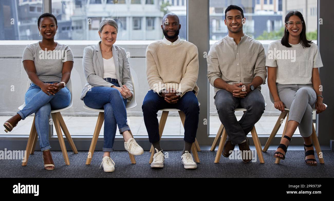 Ce qui fait de vous le candidat parfait. Un groupe diversifié d'hommes d'affaires attendant en file d'attente pour une entrevue. Banque D'Images