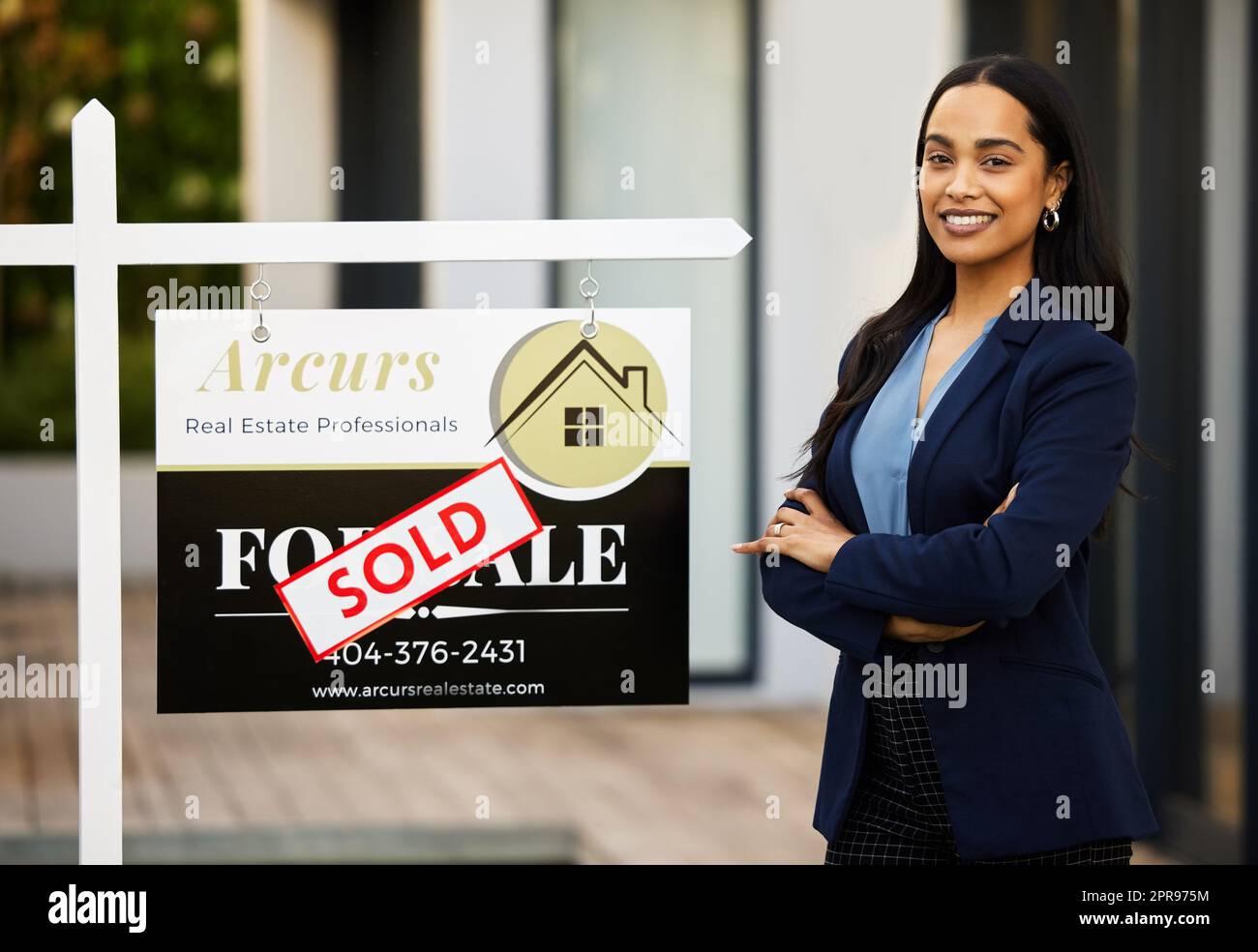 Une autre propriété a été vendue. Portrait court d'un jeune agent immobilier attrayant debout avec ses bras croisés devant un panneau vendu à l'extérieur d'une maison récemment vendue. Banque D'Images