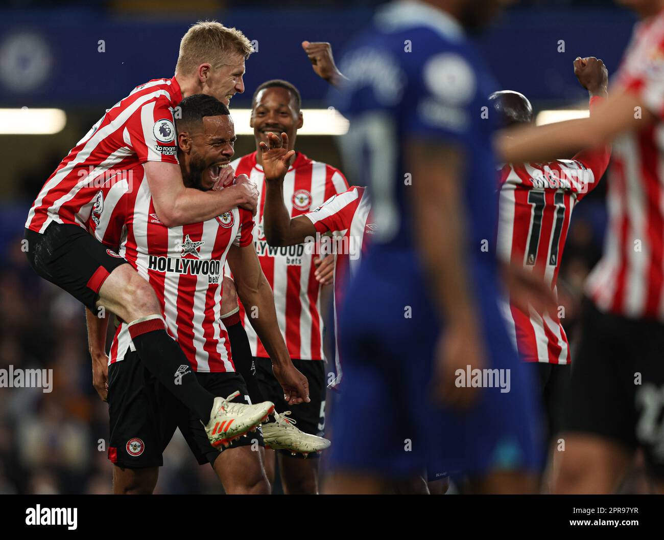 Londres, Royaume-Uni. 26th avril 2023. Ben Mee de Brentford (à gauche) et Mathias Jorgensen de Brentford (à droite) fêtent après que Cesar Azpilicueta de Chelsea (non représenté) ait obtenu son propre but lors du match de la Premier League à Stamford Bridge, Londres. Crédit photo à lire: Kieran Cleeves/Sportimage crédit: Sportimage Ltd/Alay Live News Banque D'Images