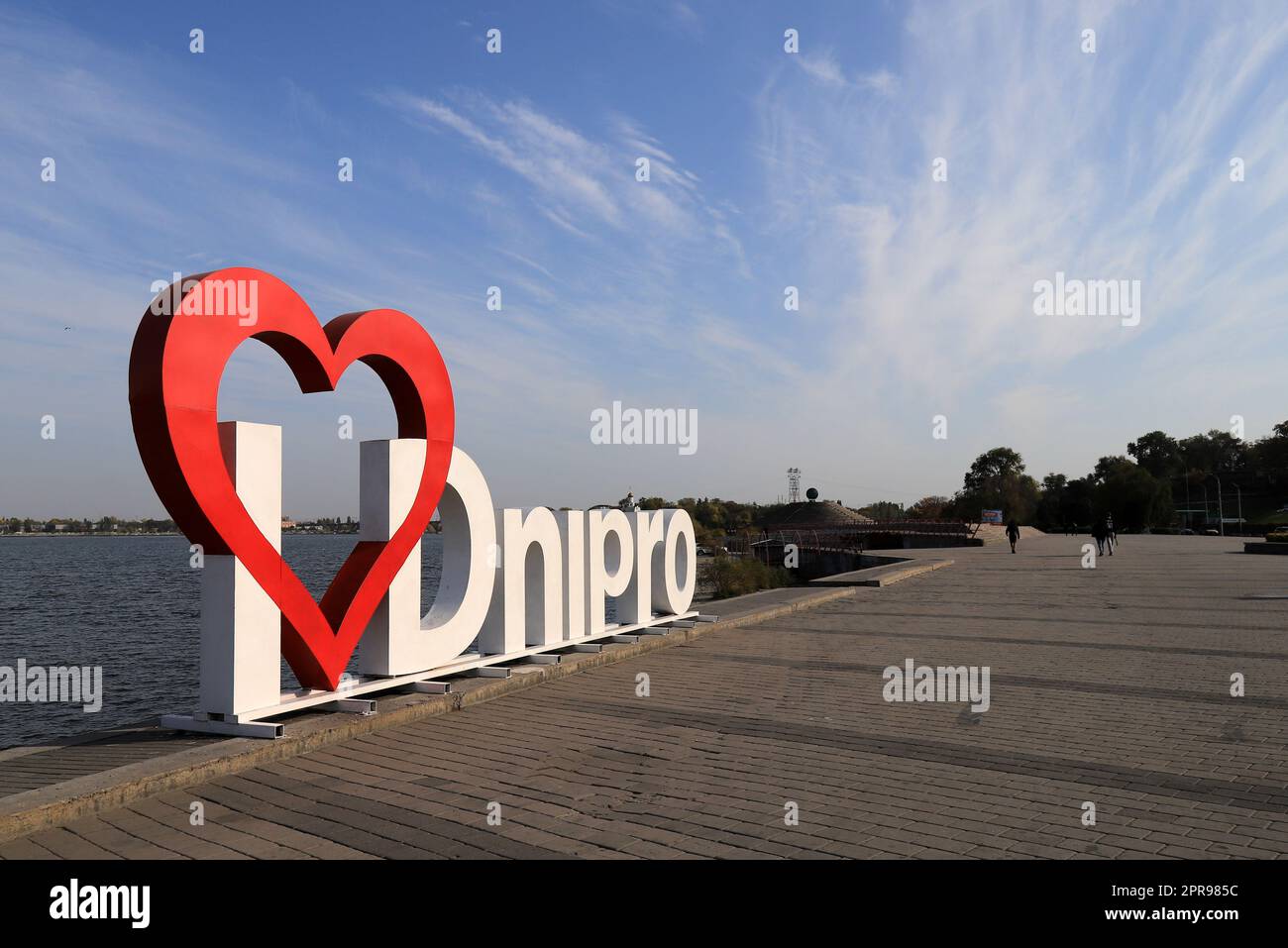 Cœur rouge et signe blanc J'aime Dnipro sur Embankment, sur la rive de la rivière Dnepr, Ukraine 2022-10-29 Banque D'Images