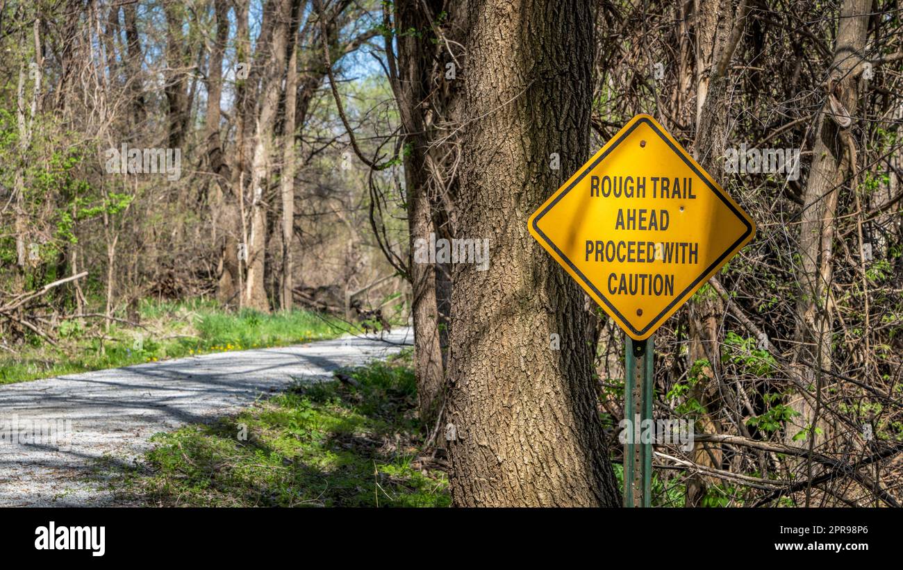 Sentier accidenté devant, procéder avec prudence - panneau d'avertissement sur Steamboat Trace Trail converti de l'ancien chemin de fer près du Pérou, Nebraska Banque D'Images