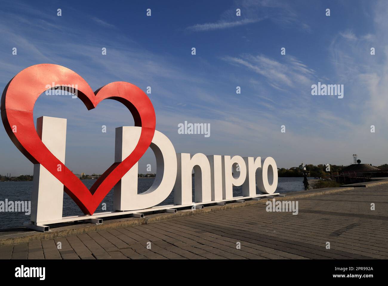 Cœur rouge et signe blanc J'aime Dnipro sur Embankment, sur la rive de la rivière Dnepr, Ukraine 2022-10-29 Banque D'Images